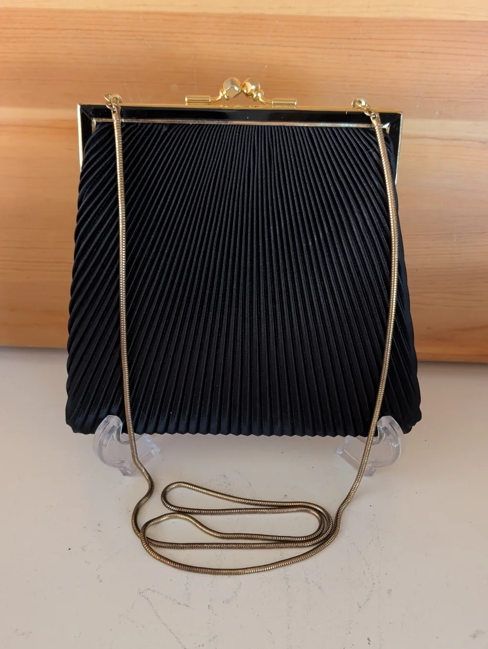 VTG. Elegant Black La Regale Pleated Evening Bag with Gold Chain.